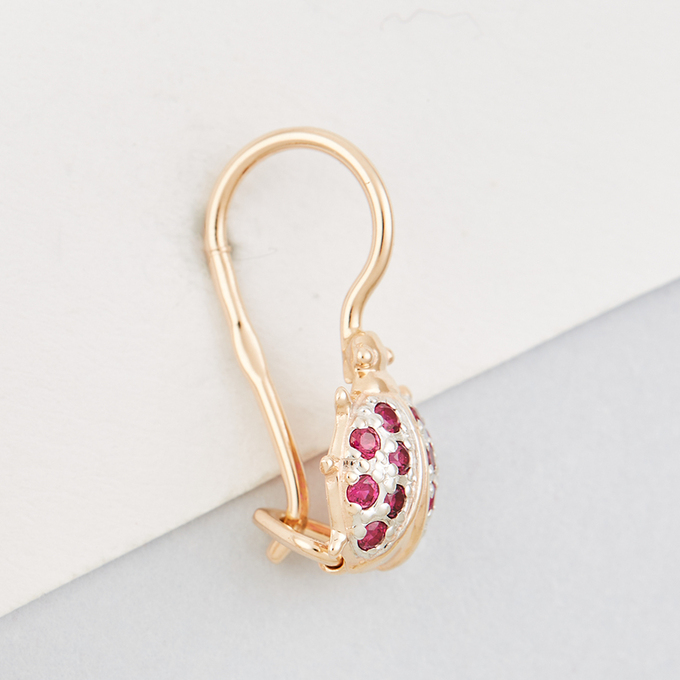 Серьги из комбинированного золота 585 пробы c корундами