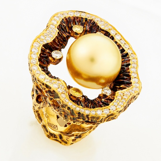 Кольцо из комбинированного золота 750 пробы c 1 культ. жемчугом и 107 бриллиантами, Л33085071 за 650000