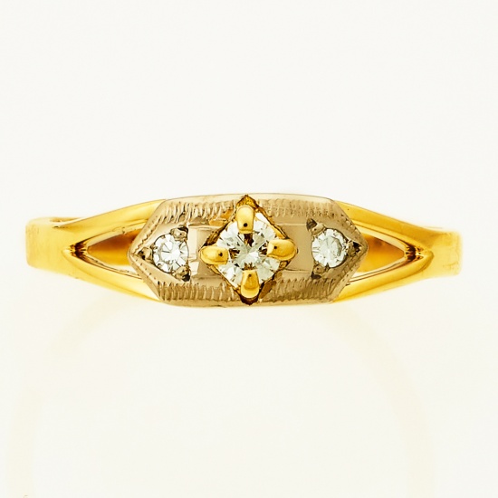 Кольцо из комбинированного золота 750 пробы c 3 бриллиантами, Л08081157 за 19250