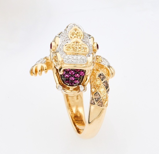 Кольцо из комбинированного золота 585 пробы c 106 бриллиантами и 39 облаг. бриллиантами и 19 рубинами и 52 цвет. сапфирами