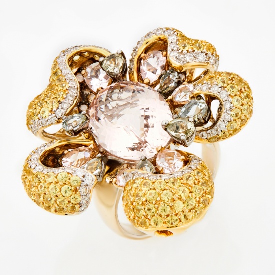 Кольцо из комбинированного золота 750 пробы c 114 бриллиантами и 1 фианитом и 1 Кунцит и 6 роз. кварцами и 7 кварцами и 148 цвет. сапфирами