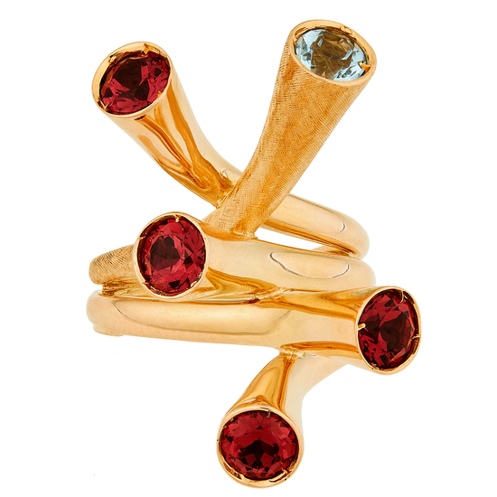 Кольцо из красного золота 750 пробы c 1 аквамарином и 4 гранатами