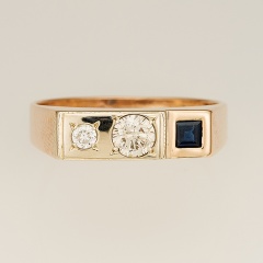 Кольцо печатка из комбинированного золота 585 пробы c 2 бриллиантами и 1 сапфиром