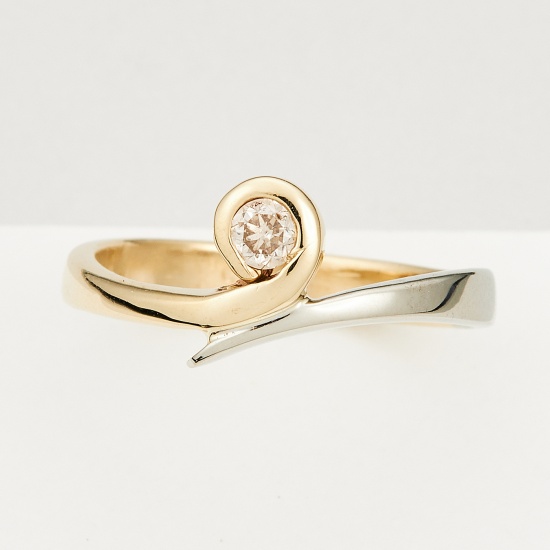 Кольцо из комбинированного золота 585 пробы c 1 бриллиантом, Л32061801 за 12950