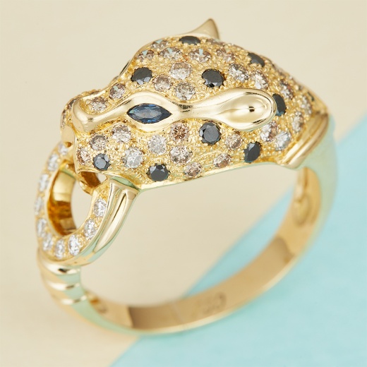 Кольцо из желтого золота 750 пробы c 56 бриллиантами и 15 облаг. бриллиантами и 2 сапфирами