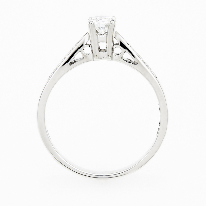 Кольцо из белого золота 750 пробы c 9 бриллиантами