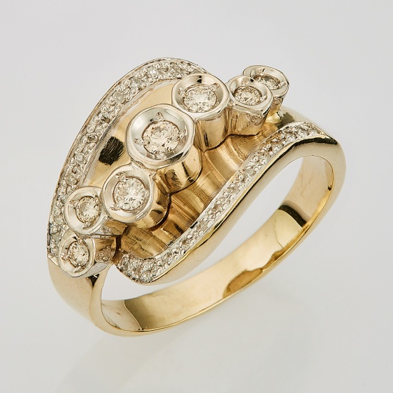 Кольцо из комбинированного золота 375 пробы c 7 бриллиантами и 28 упр. огр. бриллиантами