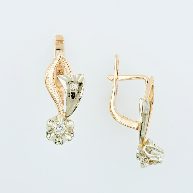 Серьги из комбинированного золота 585 пробы c 2 бриллиантами и 2 упр. огр. бриллиантами