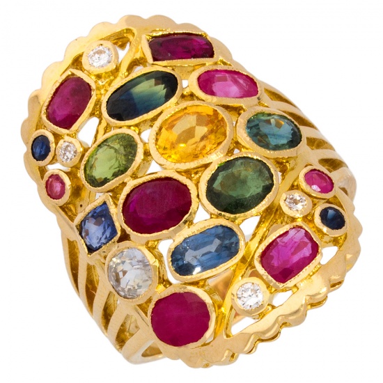 Кольцо из желтого золота 750 пробы c 10 корундами и 4 бриллиантами и 3 сапфирами и 5 цвет. сапфирами