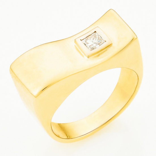 Кольцо печатка из желтого золота 750 пробы c 1 бриллиантом