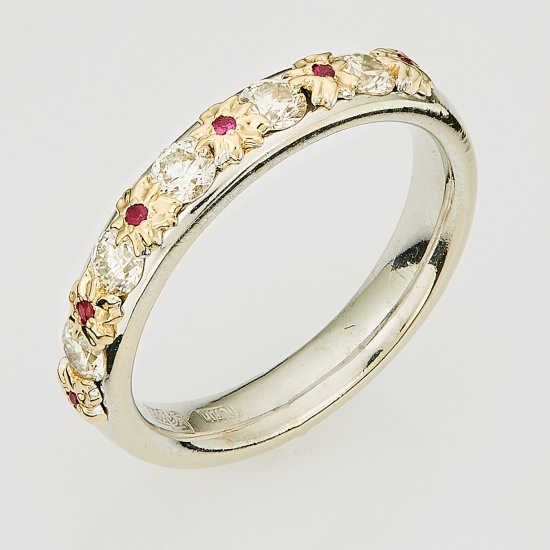Кольцо из комбинированного золота 585 пробы c 5 бриллиантами и 6 рубинами