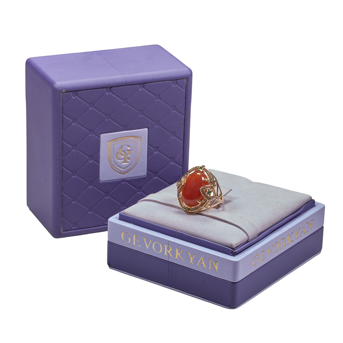 Кольцо из золота 585 пробы c сердоликом и сапфирами, Л 2812 2126 за 105000