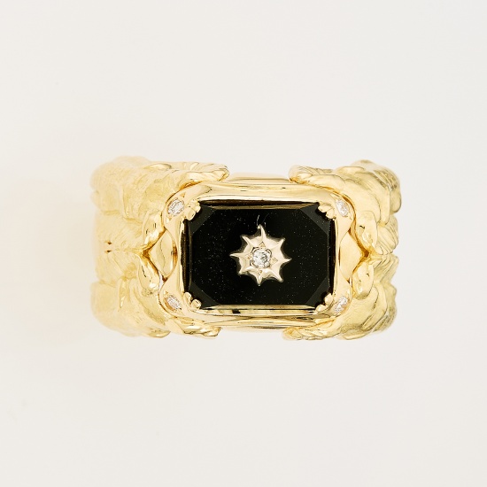 Кольцо из желтого золота 750 пробы c 5 бриллиантами и 1 ониксом