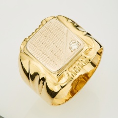 Кольцо печатка из комбинированного золота 750 пробы c 1 бриллиантом, 134157 за 88 550 ₽