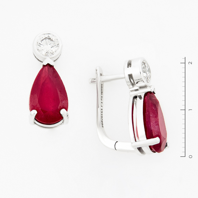 Серьги из белого золота 585 пробы c 2 бриллиантами и 2 корундами
