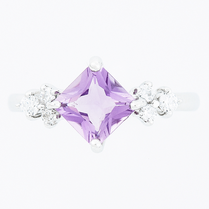 Кольцо из золота 585 пробы c аметистом и фианитами, Л 4707 6850 за 18480