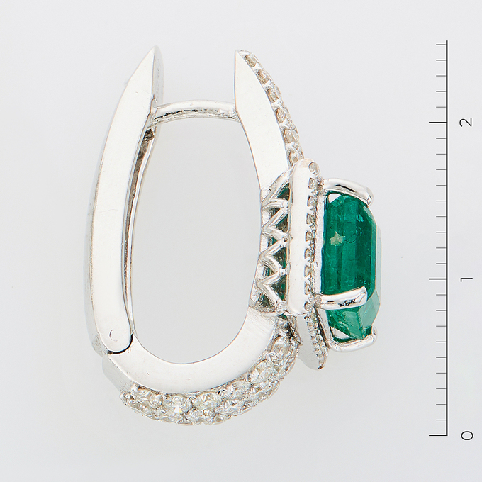 Серьги из белого золота 750 пробы c 140 бриллиантами и 2 изумрудами