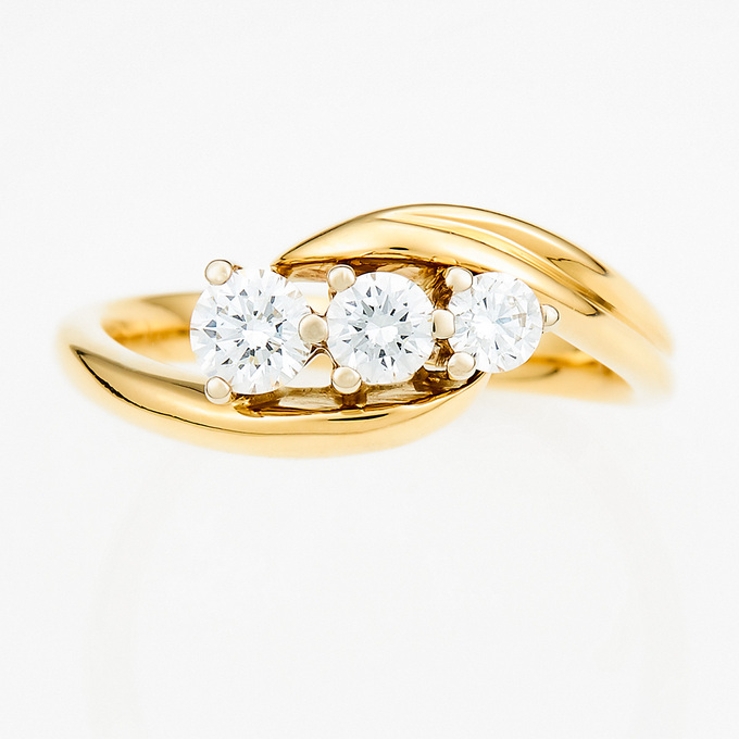 Кольцо из желтого золота 750 пробы c 3 бриллиантами