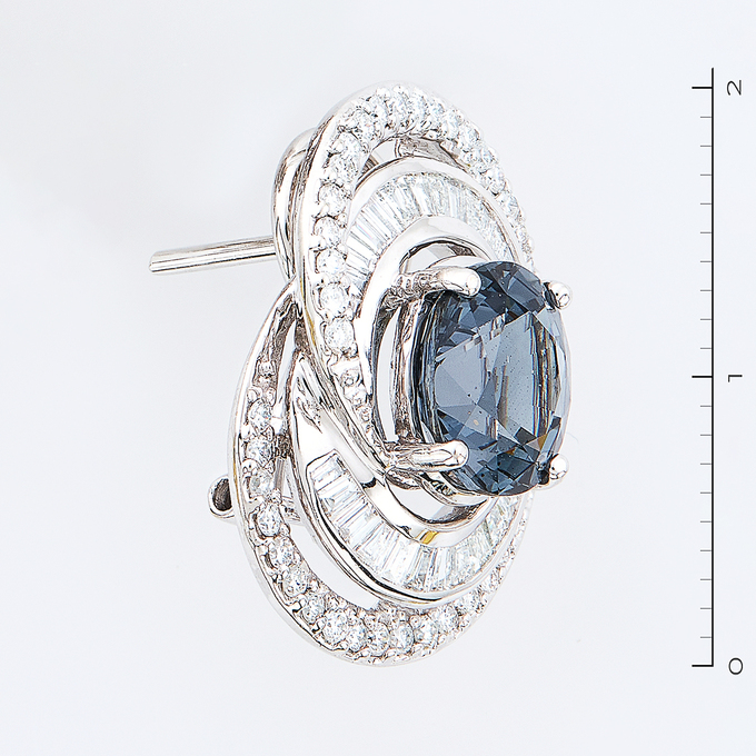 Серьги из белого золота 750 пробы c 146 бриллиантами и 2 шпинелями