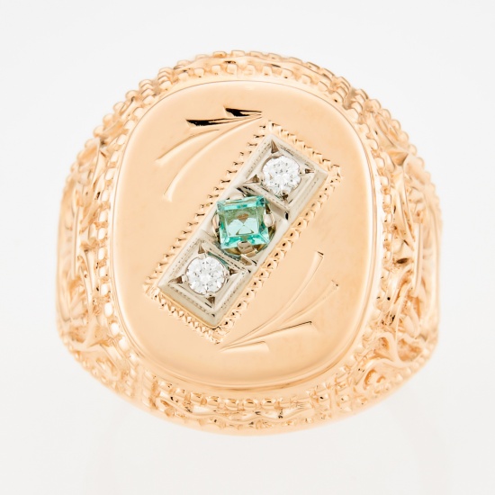 Кольцо печатка из комбинированного золота 583 пробы c 2 бриллиантами и 1 изумрудом