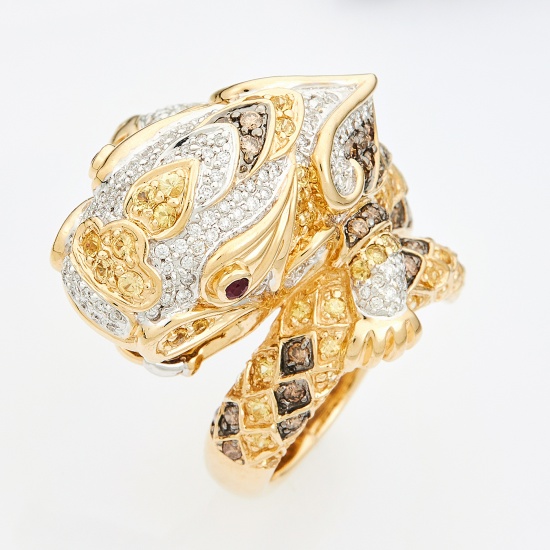 Кольцо из комбинированного золота 585 пробы c 106 бриллиантами и 39 облаг. бриллиантами и 19 рубинами и 52 цвет. сапфирами