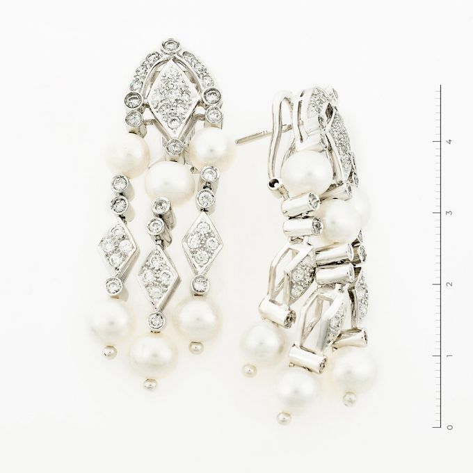 Серьги из белого золота 750 пробы c фианитами и 12 культ. жемчугами