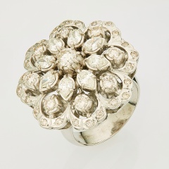 Кольцо из белого золота 585 пробы c 1 облаг. бриллиантом и 39 бриллиантами и 1 фианитом, 133667 за 148 050 ₽