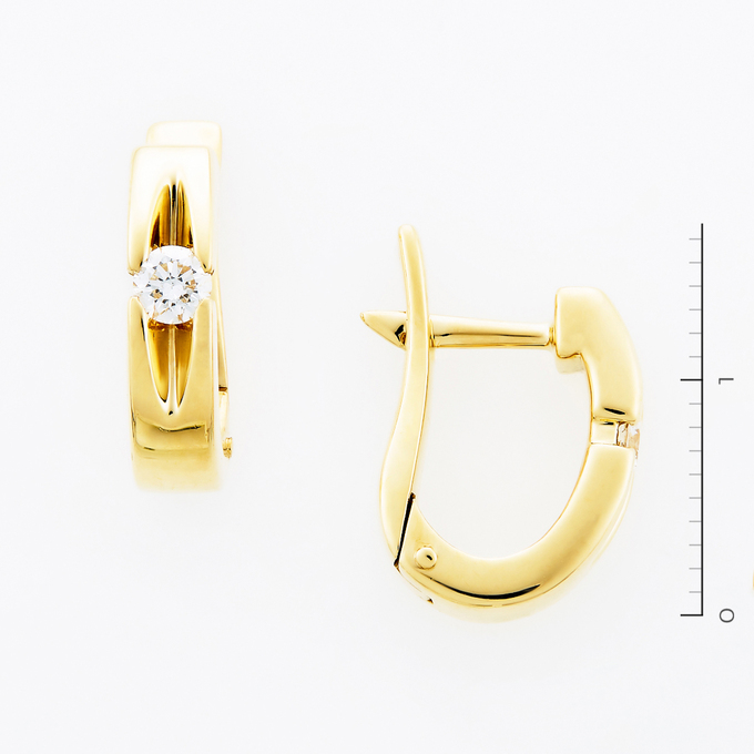 Серьги золото, 750, 3 к.,5,91 гр. (чистый вес 5,67 гр.) со следами износа; Бриллиант Кр57 4/5 вес 0,12 ct, Бриллиант Кр57 5/5 вес 0,12 ct