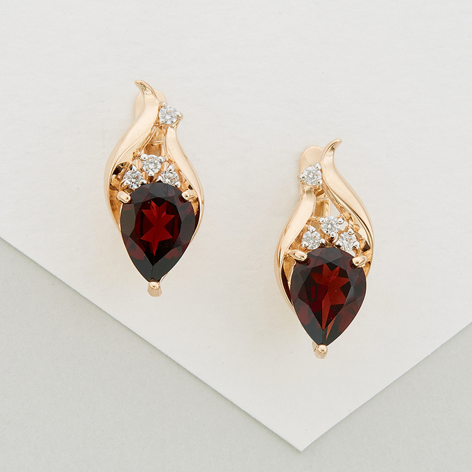 Серьги из красного золота 585 пробы c 2 гранатами и фианитами