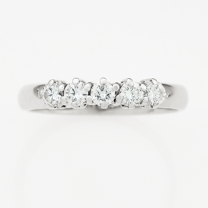 Кольцо из белого золота 750 пробы c 5 бриллиантами