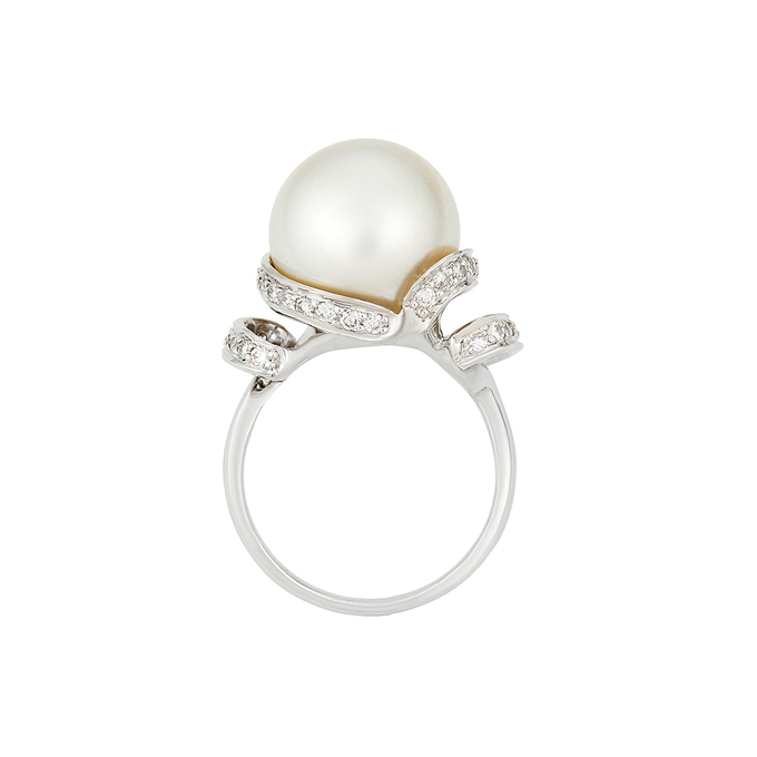 Кольцо из золота 750 пробы c бриллиантами и культивированным жемчугом, Л 2811 7269 за 82000