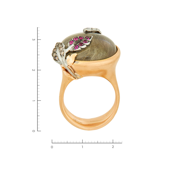 Кольцо из комбинированного золота 750 пробы c 1 кварцем вол. и 14 бриллиантами и 7 рубинами, Л 3208 5066 за 234000