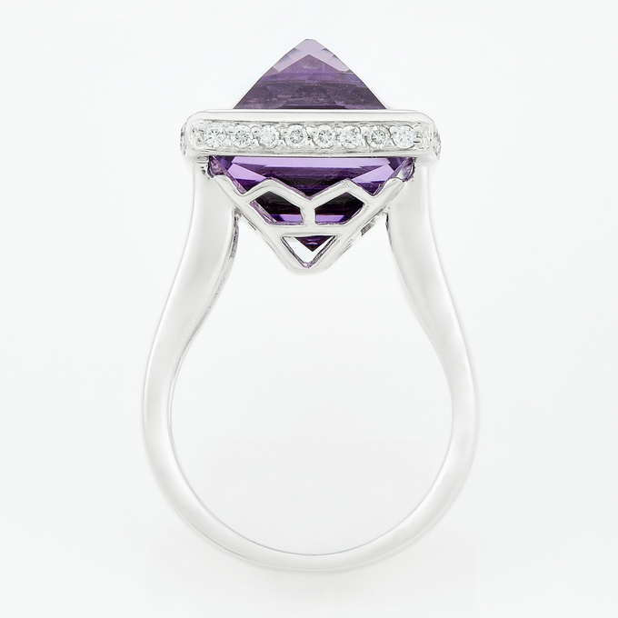 Кольцо из белого золота 585 пробы c 32 бриллиантами и 1 аметистом