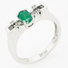 Кольцо из белого золота 750 пробы c 4 бриллиантами и 1 изумрудом