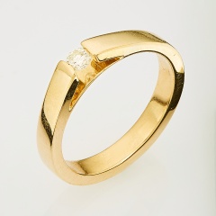 Кольцо из желтого золота 750 пробы c 1 бриллиантом, 133802 за 52 430 ₽