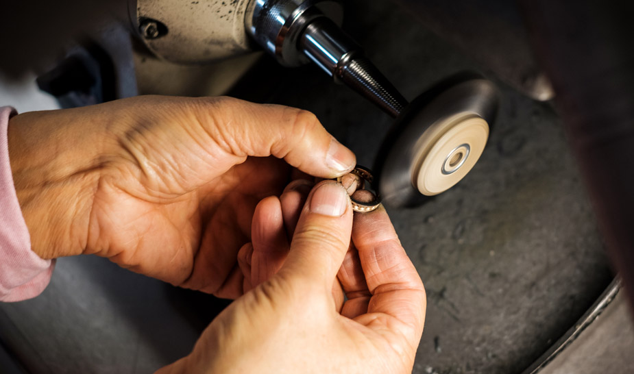 Полировка золотых украшений с камнями