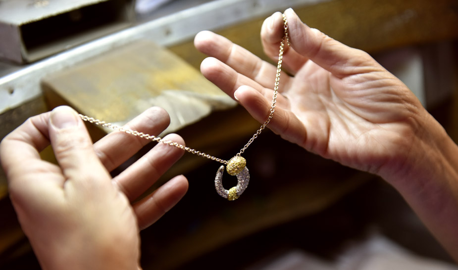 Зачем нужна профессиональная чистка золотых украшений