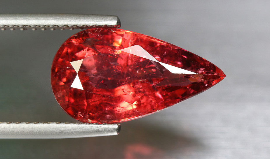 Камни для знака зодиака Водолей: талисманы и обереги на 2026 год