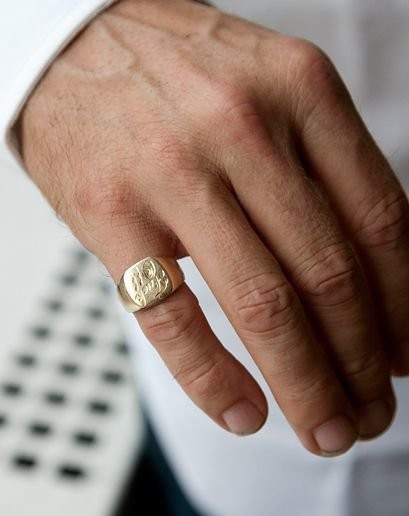 На какой руке пальце носят печатку. Кольцо Тони сопрано на мизинце. Перстень Тони сопрано. Печатка на мезинец мужская. Кольцо на мизинец мужское.
