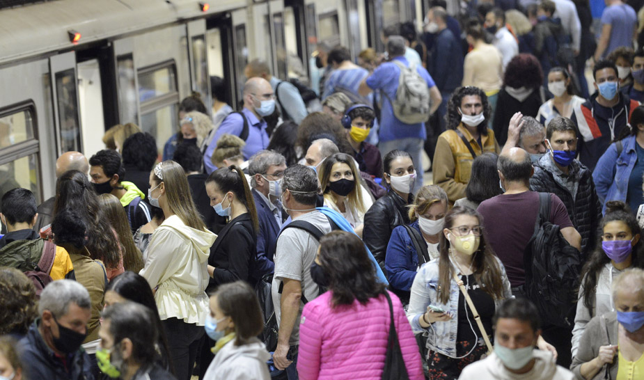 Люди в метро в эпидемию коронавируса Люди в метро в эпидемию коронавируса
