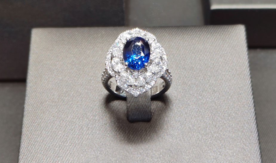 Кольцо с сапфиром