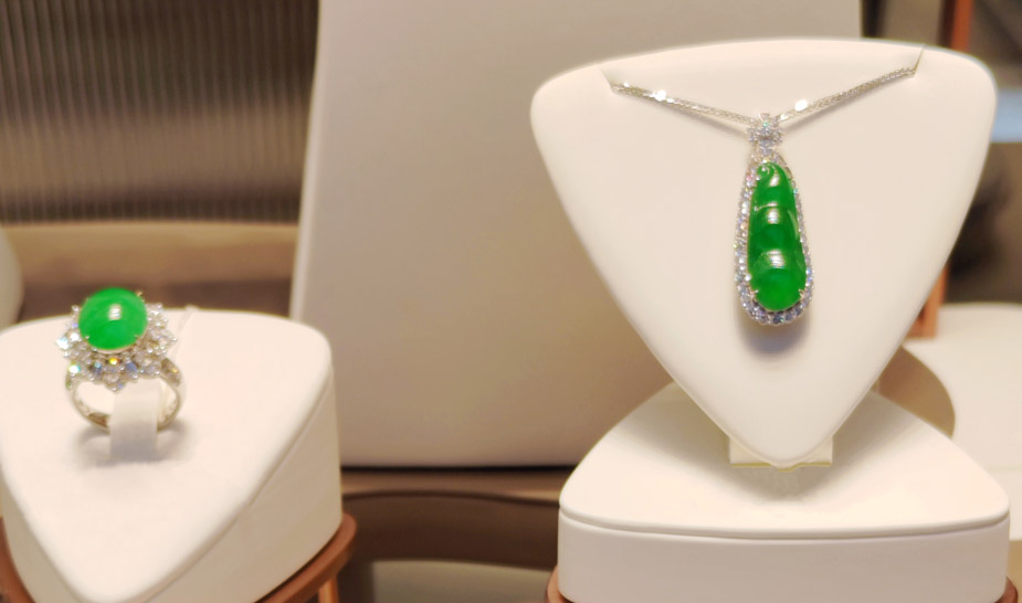 Ювелирное украшение с нефритом