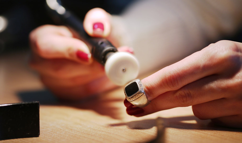 Золотое кольцо-печатка с ониксом