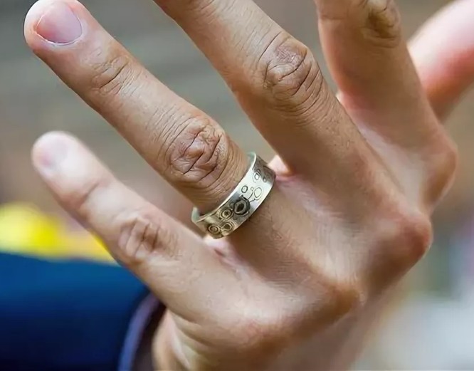 Мужчина с обручальным кольцом на пальце