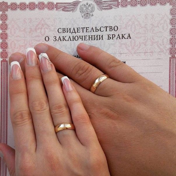 На каком пальце носят обручальное кольцо и помолвочное в России мужчины иженщины