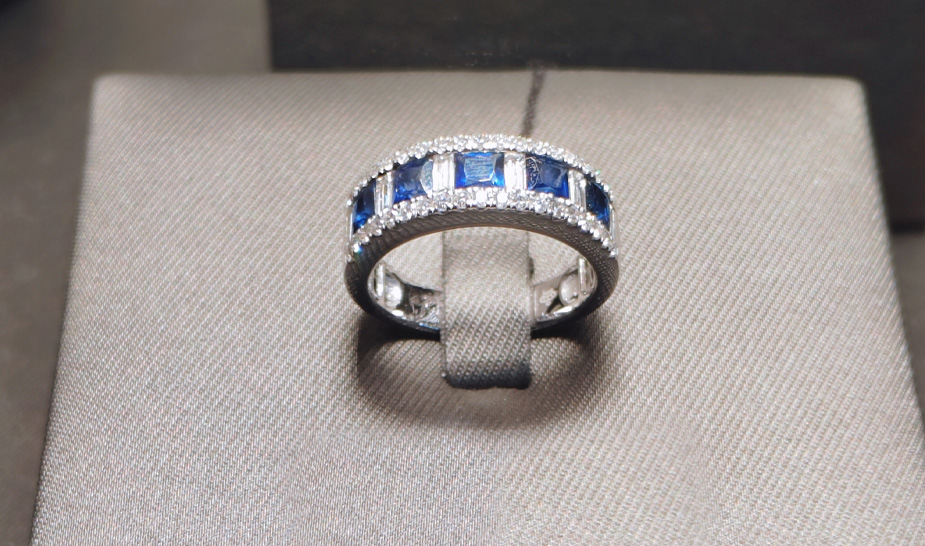 Кольцо с сапфиром и бриллиантами