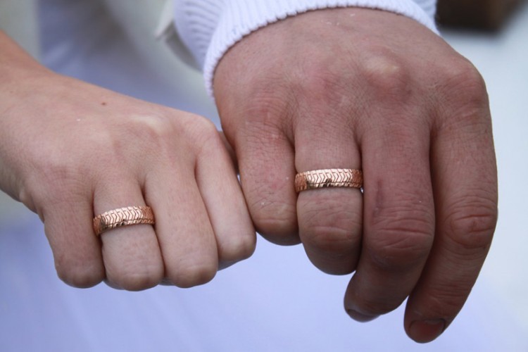 На какой руке носят обручальное кольцо?
