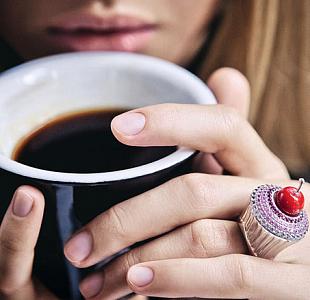 Что бодрит сильнее: золотое кольцо или чашка кофе?