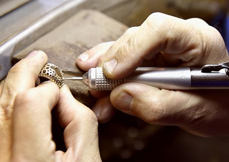 Зачем нужна профессиональная чистка золотых украшений