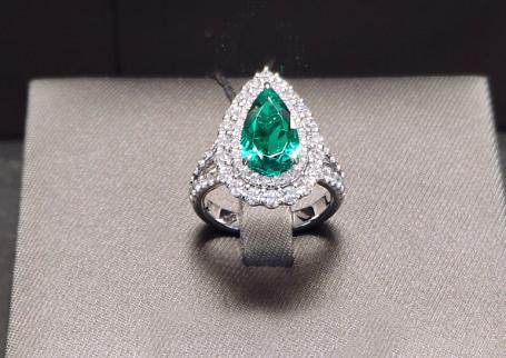 Пять причин продать дизайнерское украшение через комиссионный магазин, а не через известные интернет-площадки для перепродажи товаров